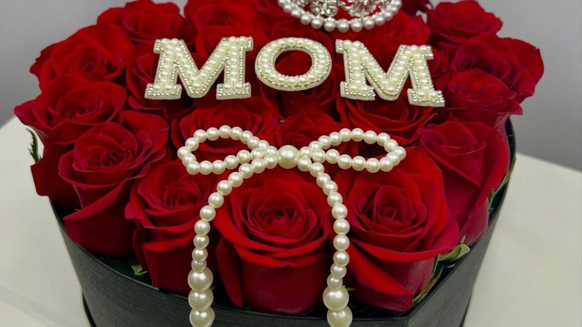 Boîte de roses rouges 'MOM' avec perles pour la fête des mères - Cadeau spécial de votre fleuriste à Casablanca