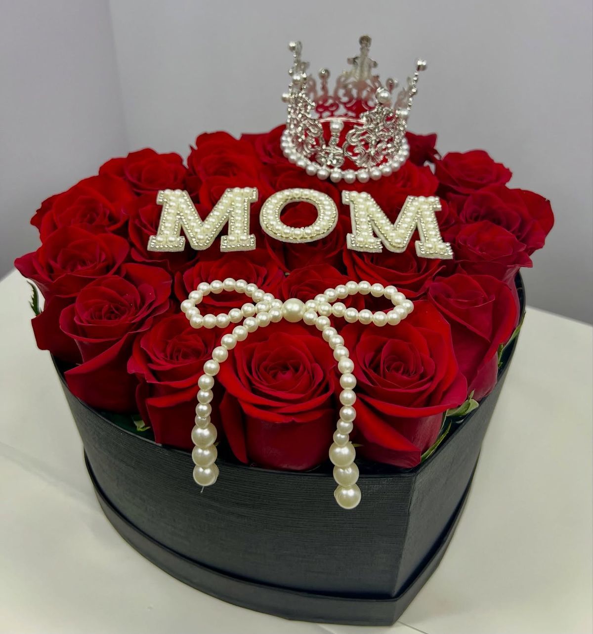 Boîte de roses rouges 'MOM' avec perles pour la fête des mères - Cadeau spécial de votre fleuriste à Casablanca