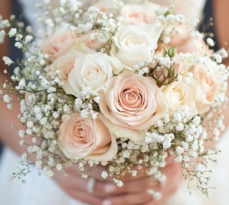 Bouquet de fleurs de saison dans les tons crème et pêche - Composition florale fraîche par votre fleuriste Casablanca