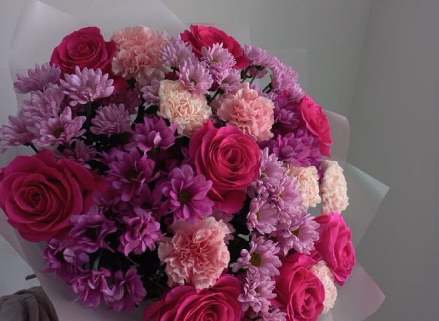 Bouquet généreux de fleurs mixtes dans les tons violets et fuchsia