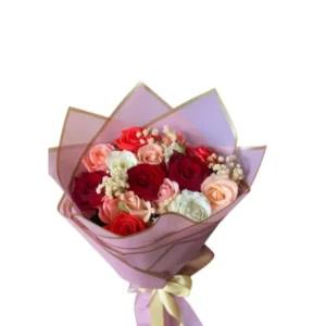 Arrangement de fleurs en cœur avec roses blanches et quelques roses rouges - Livraison fleuriste Casablanca