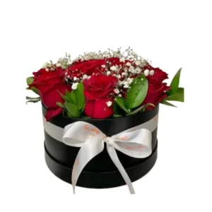 Composition de fleurs rouges dans un pot noir élégant avec un ruban blanc - Livraison fleuriste Casablanca