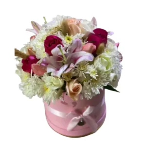 Arrangement floral en boîte ronde blanche avec roses roses et blanches - Votre artisan fleuriste à Casablanca