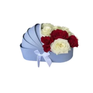 Composition florale en boîte ronde avec roses blanches et quelques roses bleues - Originalité de votre fleuriste Casablanca
