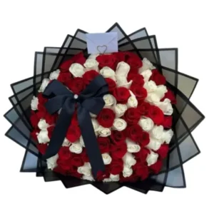 Bouquet de roses rouges et blanches enveloppé de noir chic - Fleuriste premium Casablanca