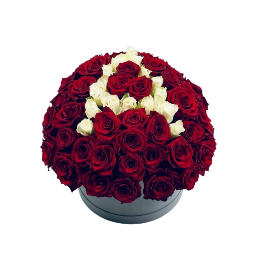 Cœur de roses rouges vibrantes avec feuillage, une composition romantique - Votre artisan fleuriste Casablanca