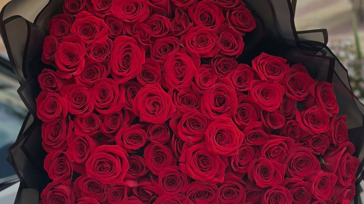 Cœur de roses rouges vibrantes avec feuillage, une composition romantique - Votre artisan fleuriste Casablanca