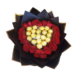 Composition florale en cœur de roses rouges entourant des chocolats Ferrero Rocher, emballage noir